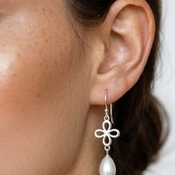 Earrings infinity with tear pearl