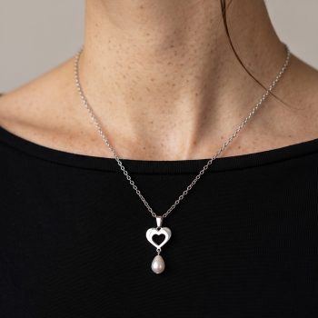 Prívesok malé srdiečko ornamentika +perla slza