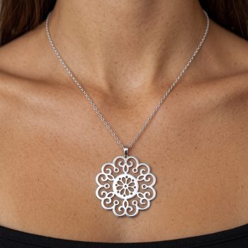 Pendant lace 2 - marguerite