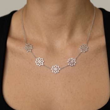 Necklace flower marguerites
