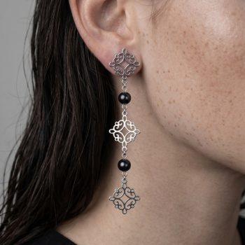Náušnice Libay štvorec ornament skladané + čierne perly